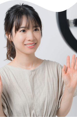ライブ配信をする女性の画像